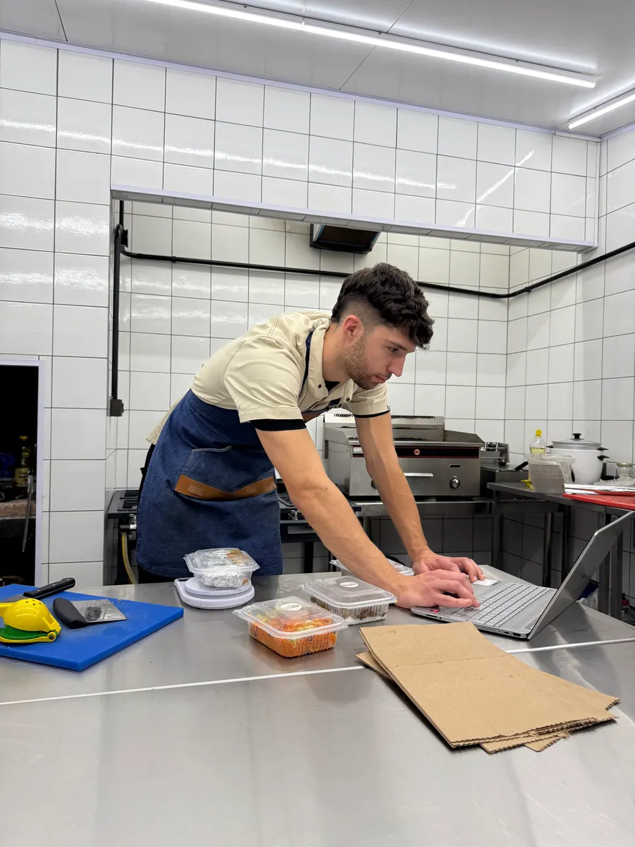 Martín cocinando en la cocina de Tottis